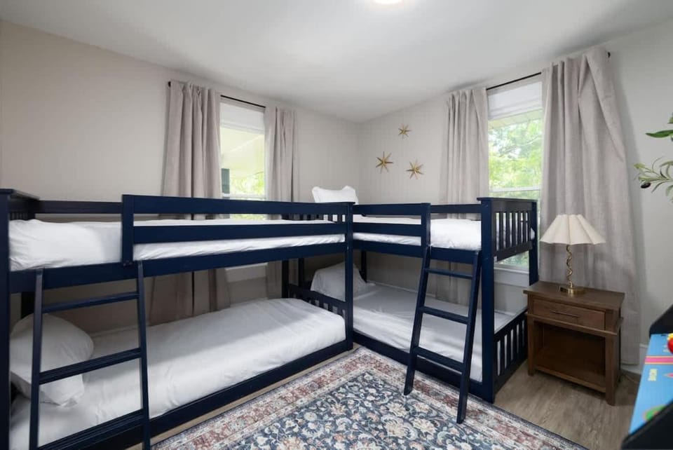 The Hilltop Haven HISTORIC West Salem Charm 5 Mins to Downtown Hospitals Walk to Greenway House in Winston-Salem