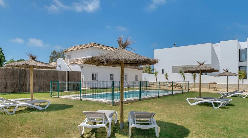 Apartamento cerca del pueblo con piscina compartida parking y jardin privado Apartment in La Janda