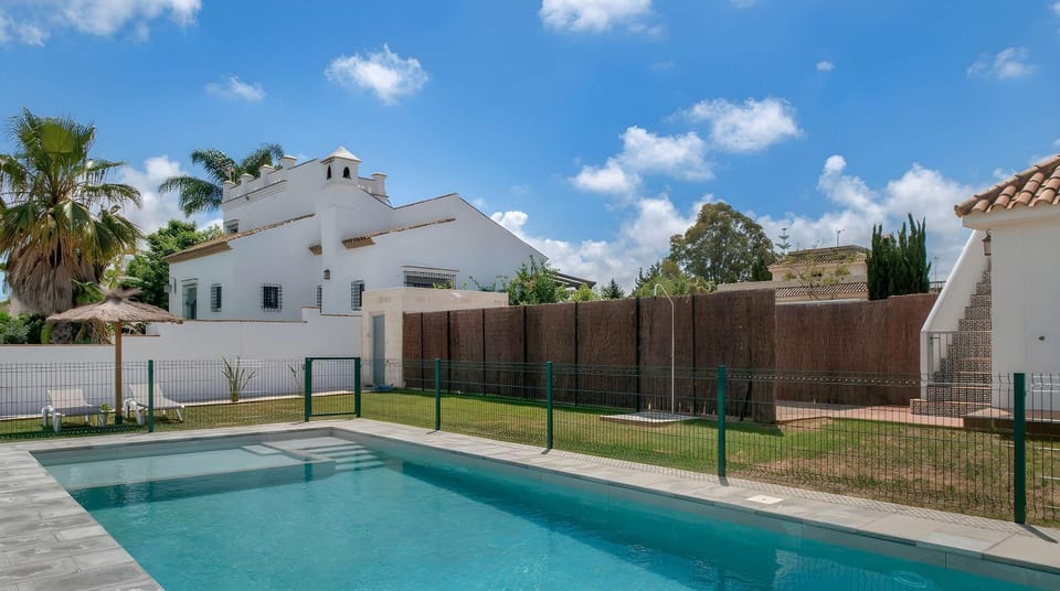 Apartamento cerca del pueblo con piscina compartida parking y jardin privado Apartment in La Janda