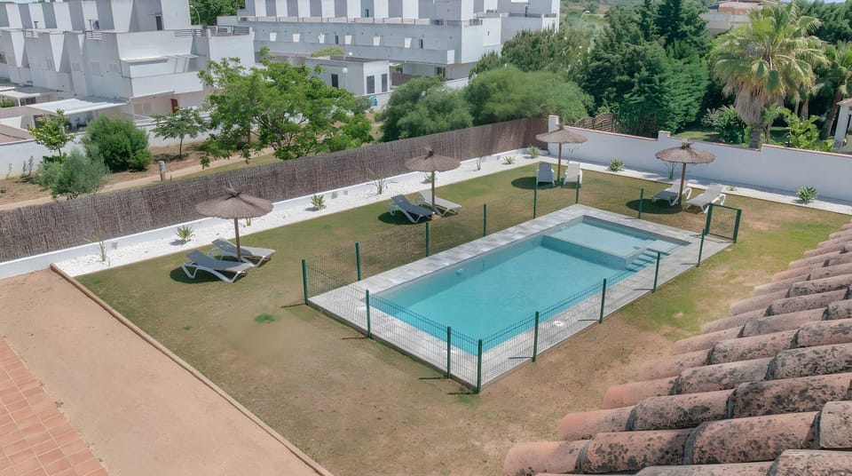 Apartamento cerca del pueblo con piscina compartida parking y jardin privado Apartment in La Janda