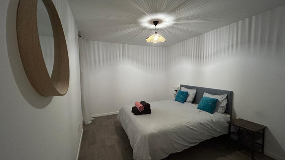 Photo of the whole room, Bedroom