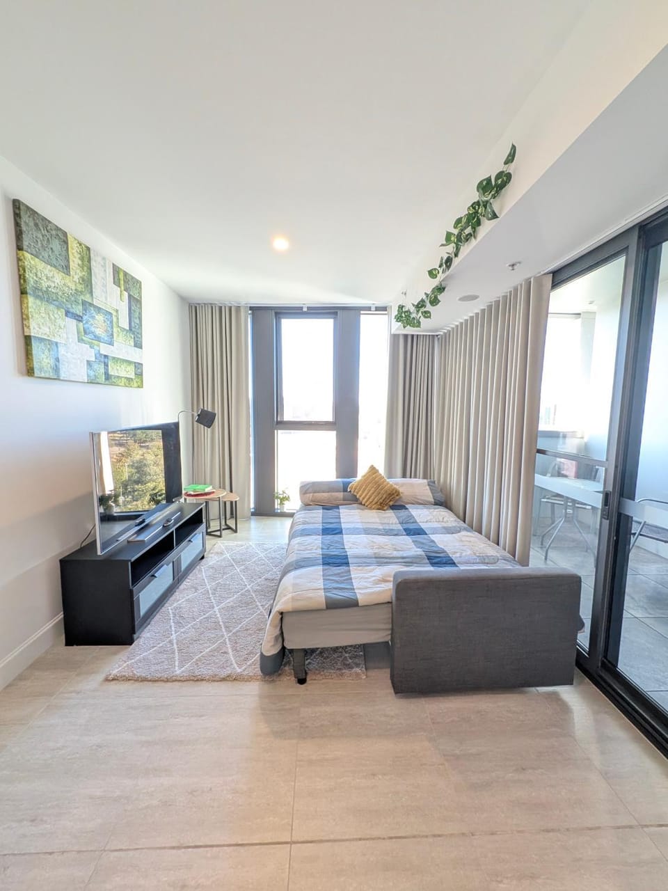 Brand New Cozy City Apartment with Balcony, Free Parking, Gym, Pool and Workspace Apartment in Canberra