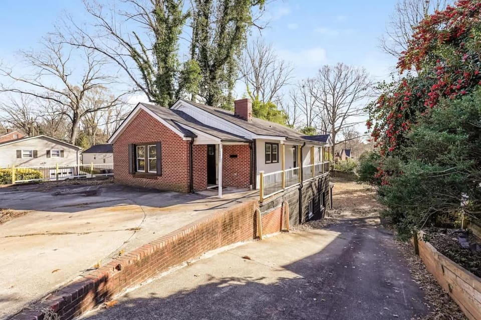 Queens Quarters! 6BR 3B Near Atrium Health WFU House in Winston-Salem
