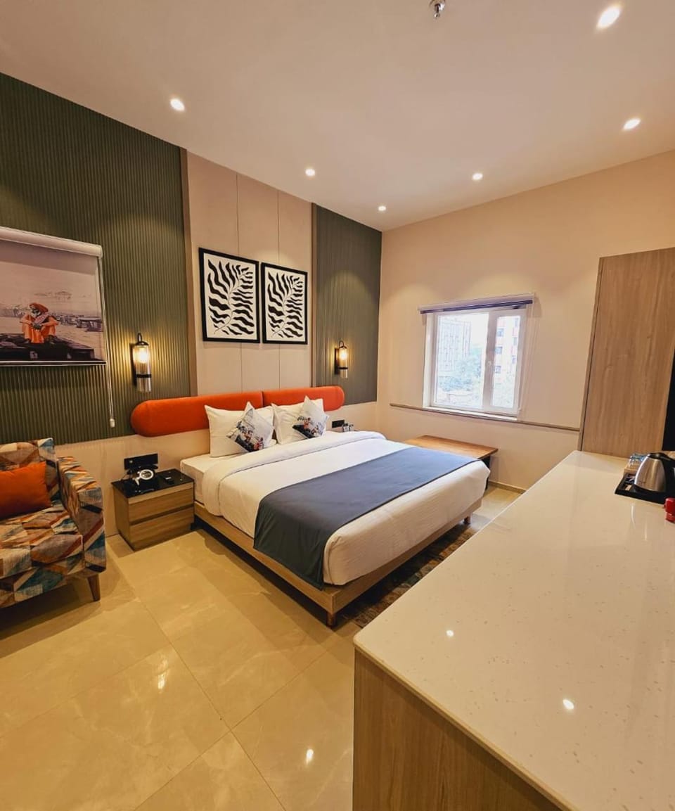 Photo of the whole room, Bedroom