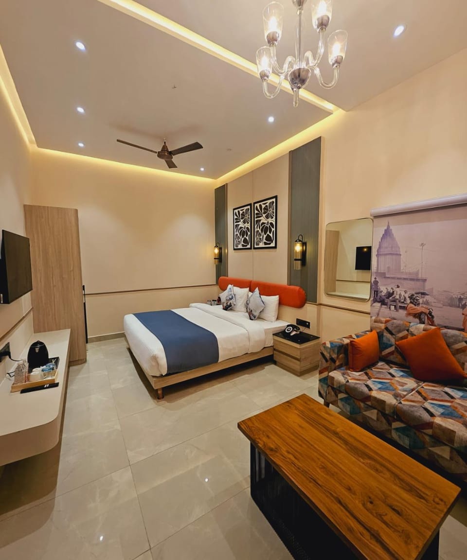 Bed, TV and multimedia, Photo of the whole room, Seating area, Bedroom