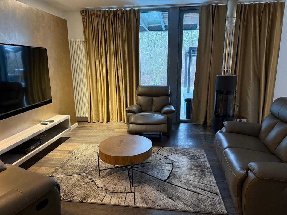 Communal lounge/ TV room, TV and multimedia, Living room, Seating area
