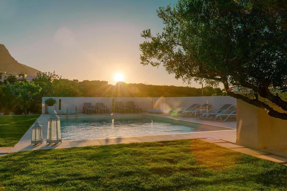 Natural landscape, Garden, Garden view, Mountain view, Pool view, Swimming pool, Sunset, sunbed