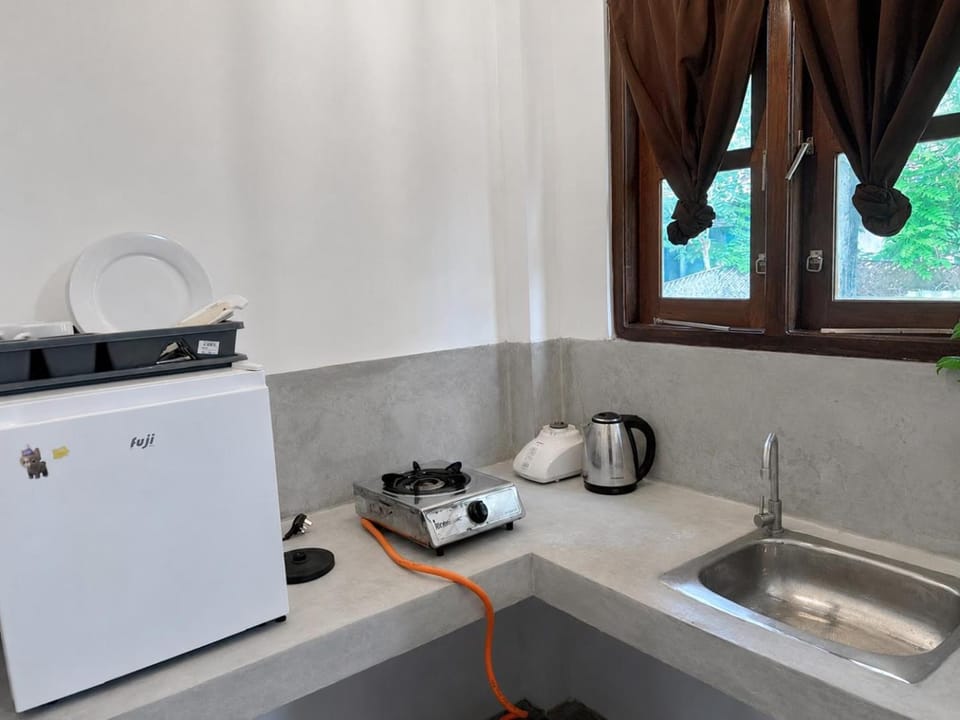 Coffee/tea facilities, Kitchen or kitchenette, stove