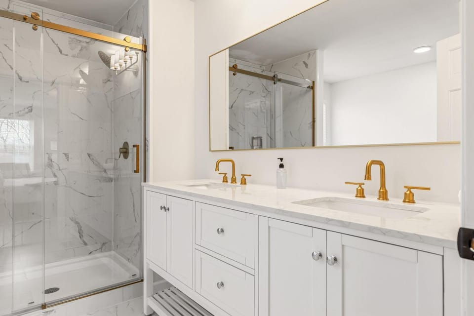 Shower, Toilet, Bathroom, Bath, towels