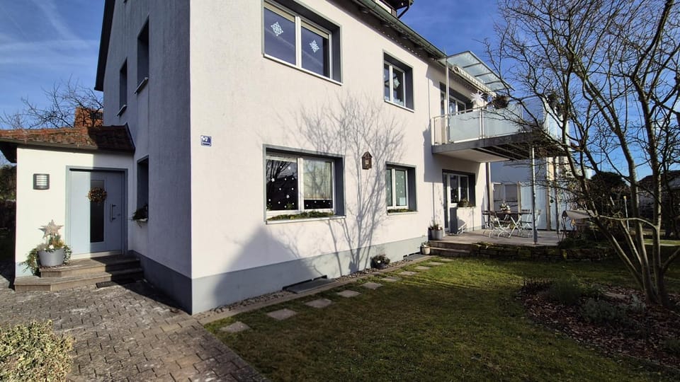 Property building, Facade/entrance, Garden, Balcony/Terrace