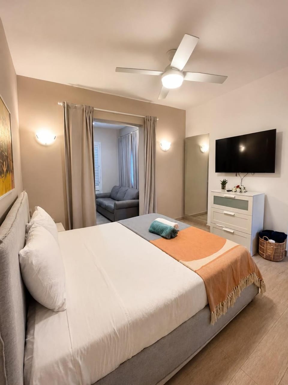 TV and multimedia, Photo of the whole room, Bedroom