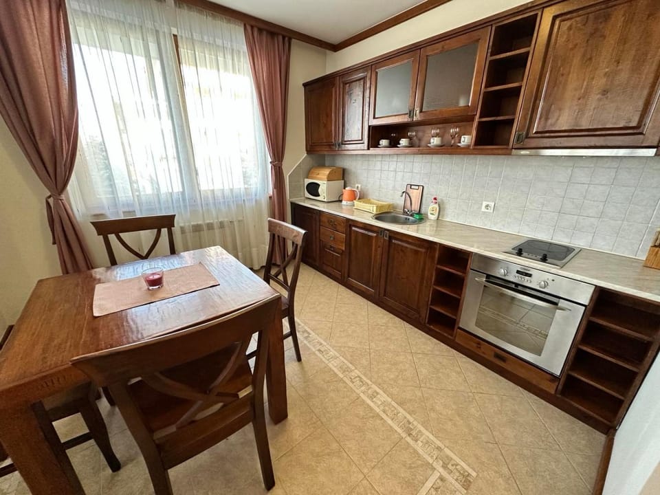 Kitchen or kitchenette, Dining area, microwave, oven, stove