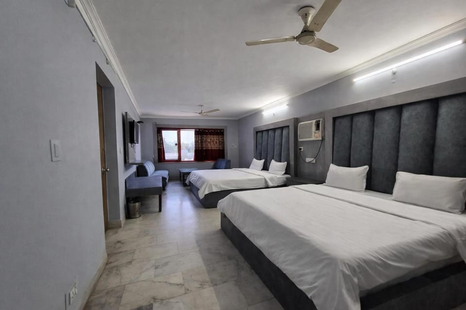 Photo of the whole room, air conditioner