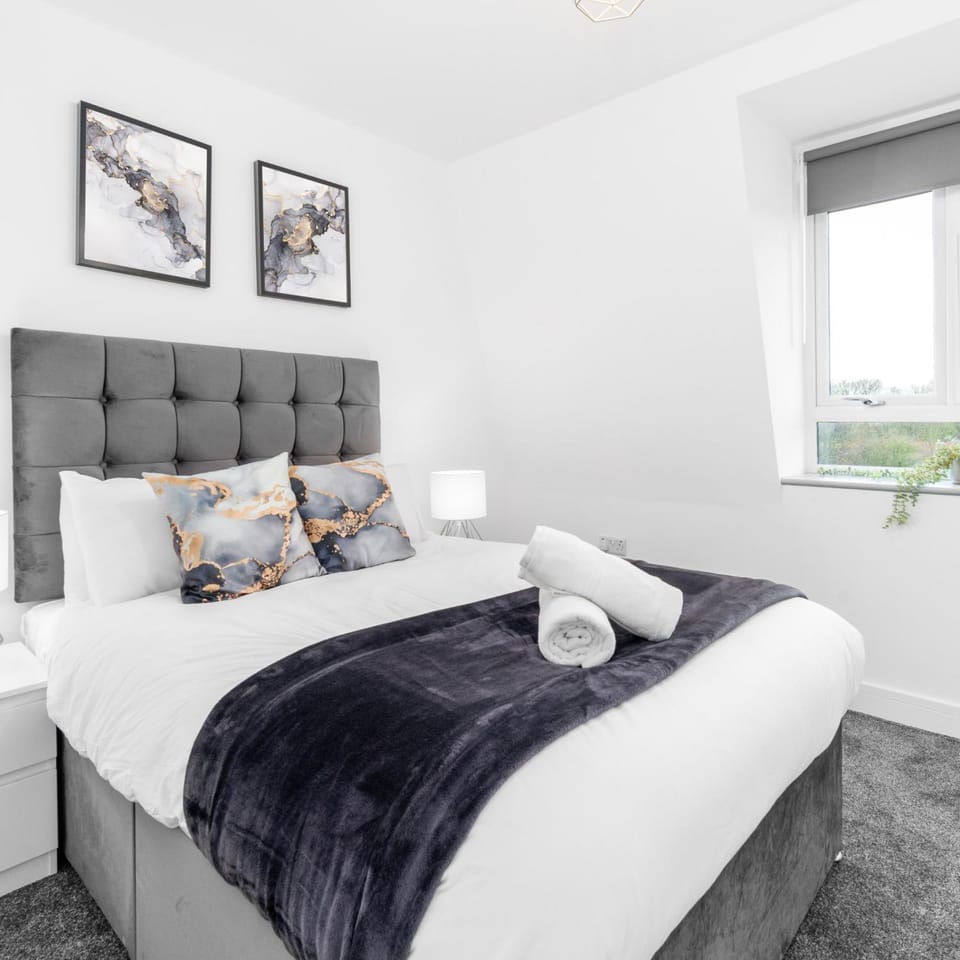 Bed, Bedroom, towels