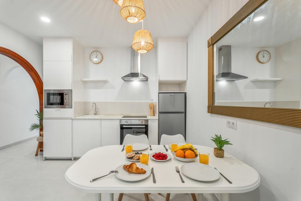Kitchen or kitchenette, Food and drinks, Dining area, Food, stove