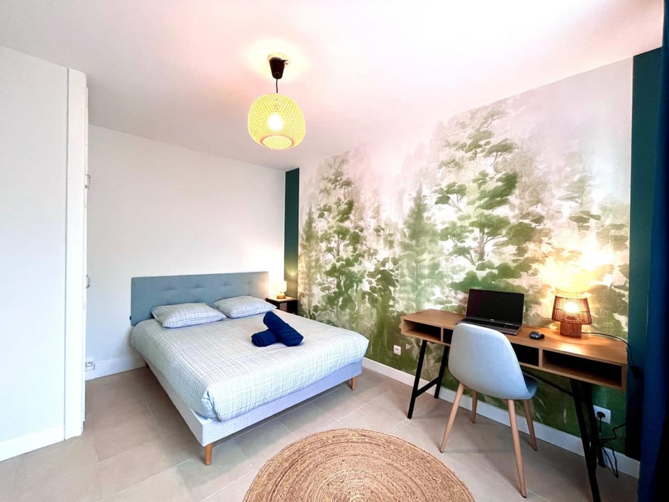 Photo of the whole room, Bedroom