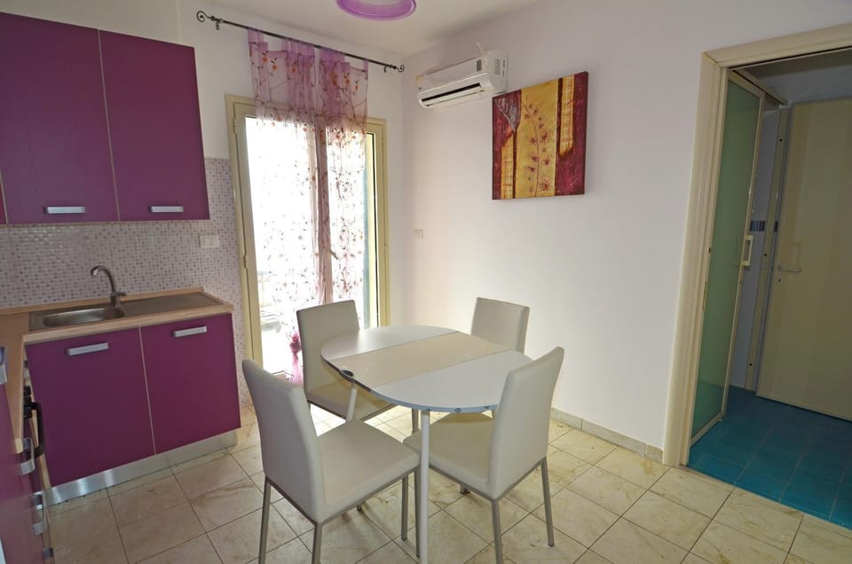 Kitchen or kitchenette, Seating area, Dining area, air conditioner