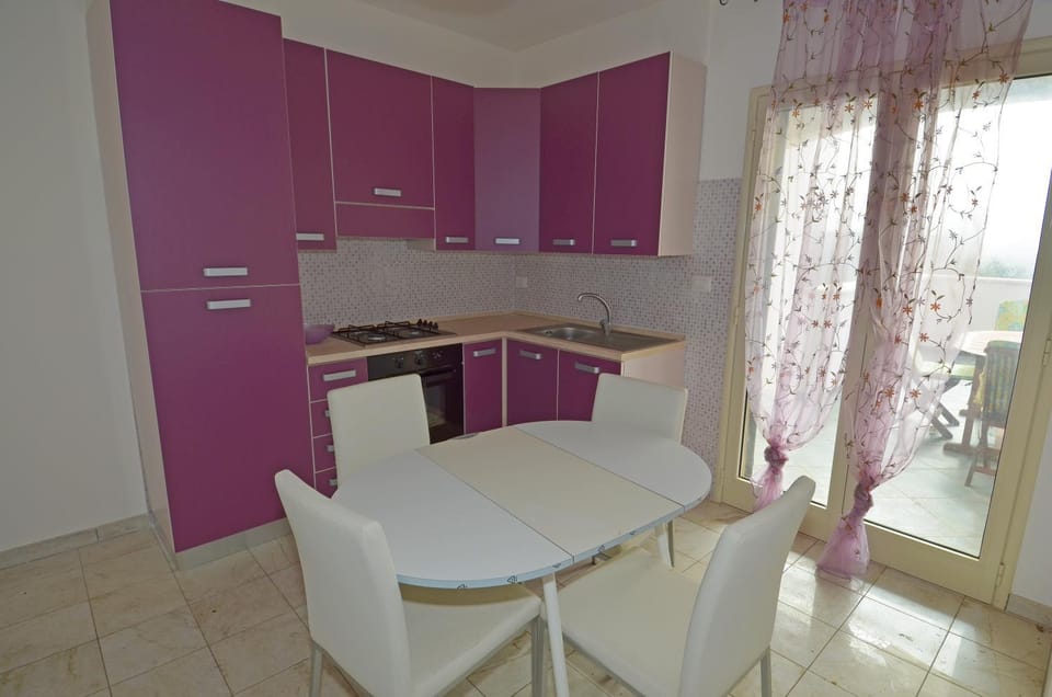 Kitchen or kitchenette, Dining area, stove