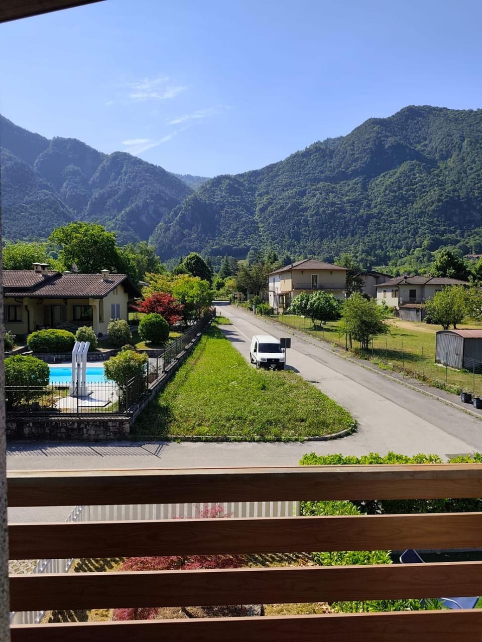 Property building, Spring, Day, Neighbourhood, Natural landscape, Mountain view, Parking