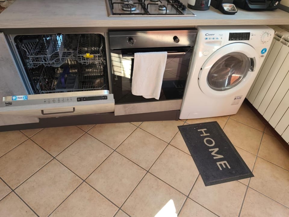 Kitchen or kitchenette, washing machine
