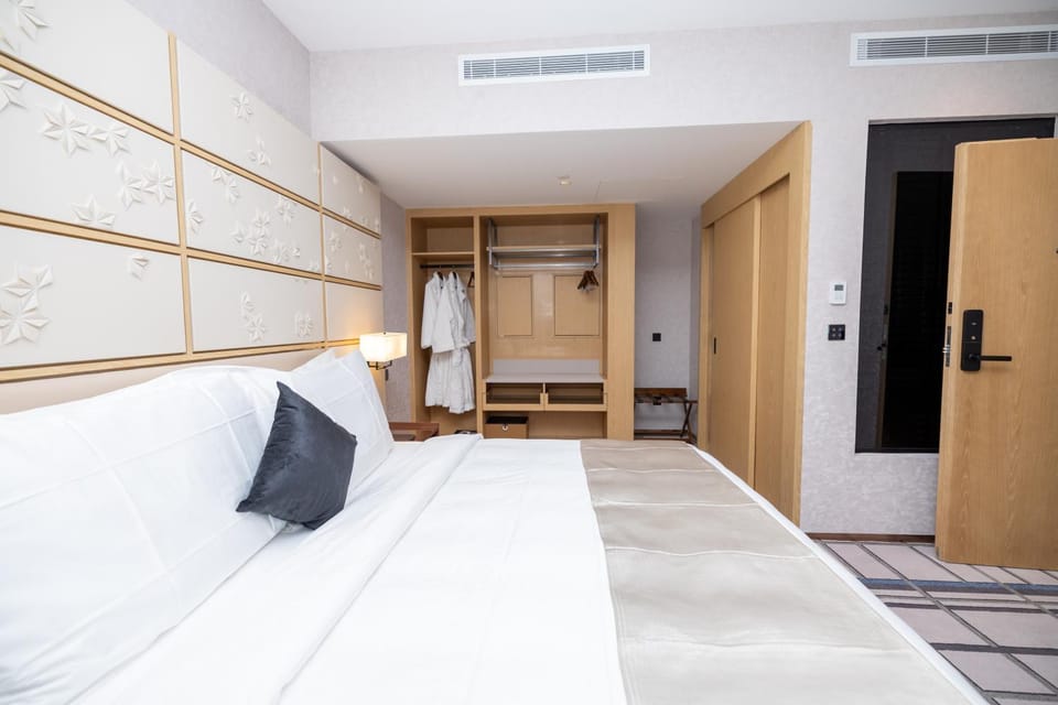 Bed, Photo of the whole room, Bedroom, wardrobe, air conditioner