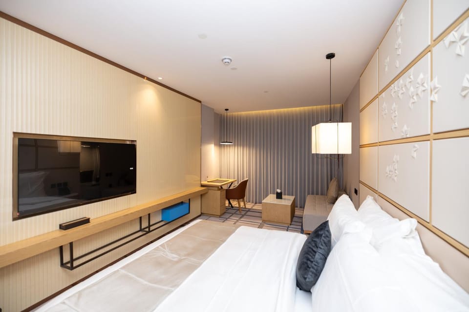 Bed, TV and multimedia, Photo of the whole room, Decorative detail, Bedroom