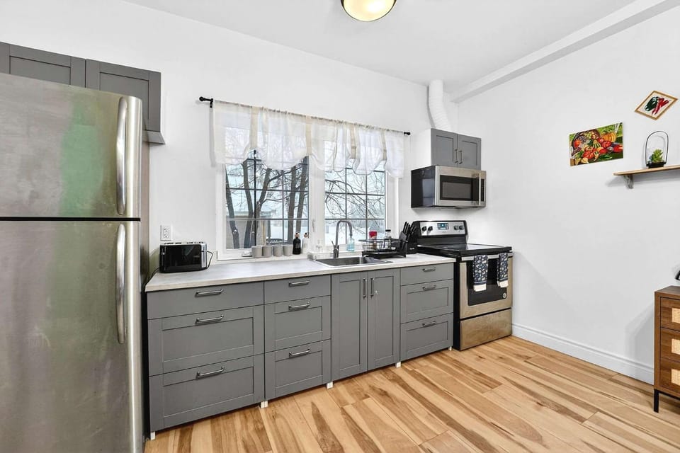 Sunlit 2BR Private Entry Parking & Laundry House in Port Colborne