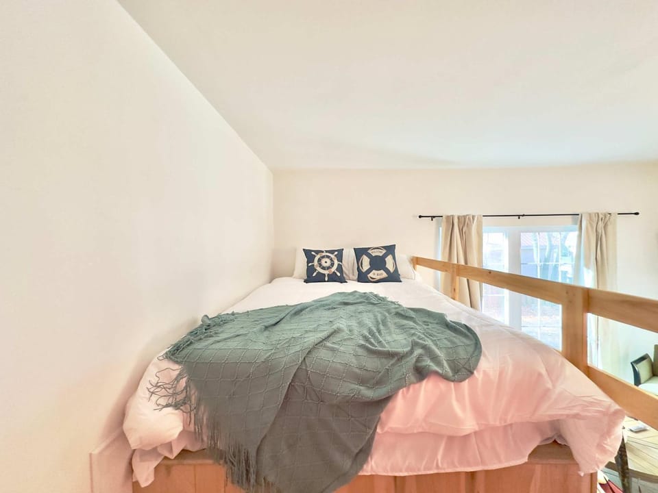 Sunlit 2BR Private Entry Parking & Laundry House in Port Colborne