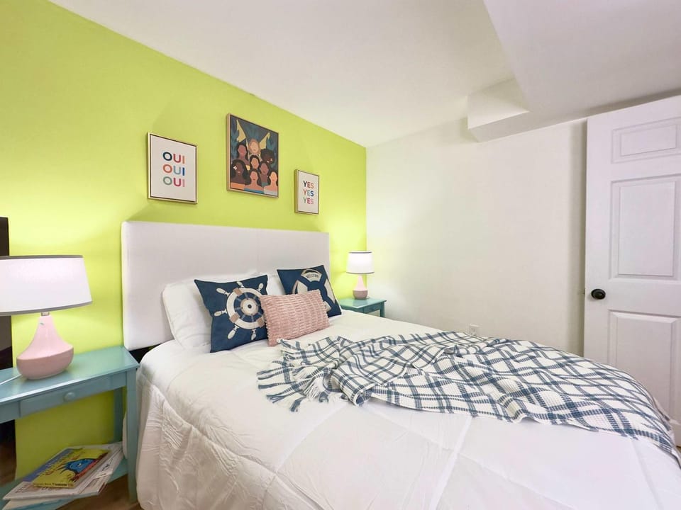 Sunlit 2BR Private Entry Parking & Laundry House in Port Colborne