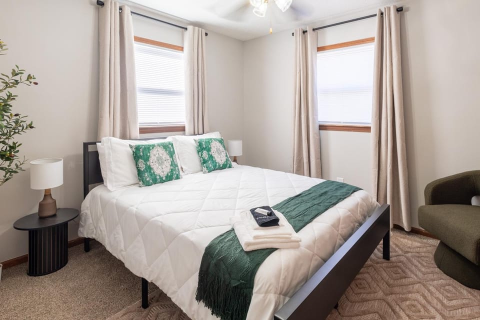 Bed, Photo of the whole room, Bedroom, towels