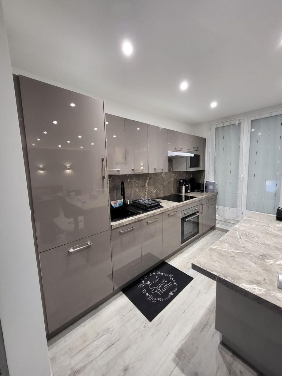 Kitchen or kitchenette, microwave, oven, stove