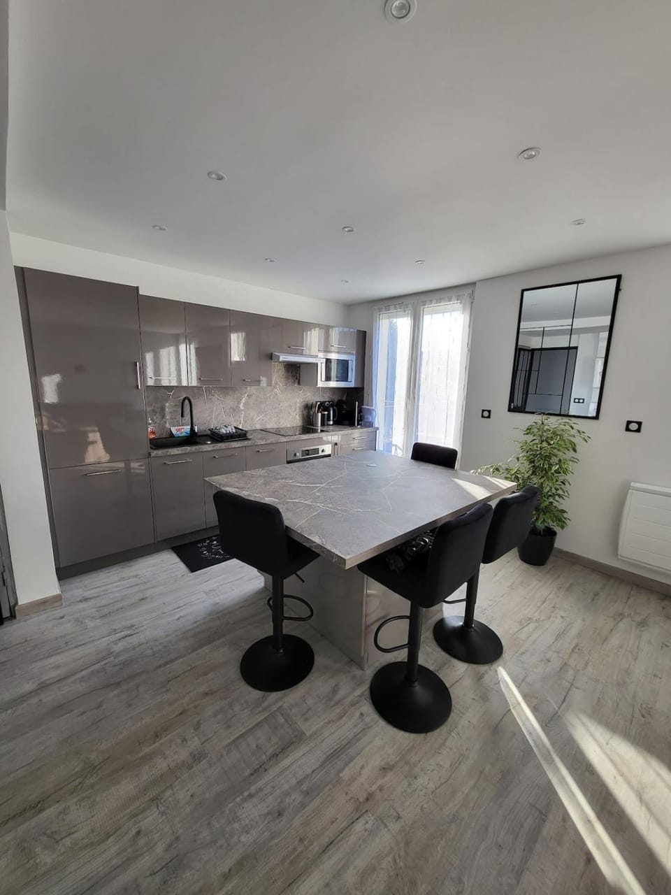 Kitchen or kitchenette, Dining area, stove