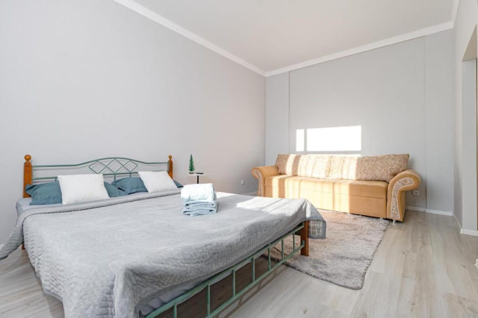 Bed, Bedroom, towels