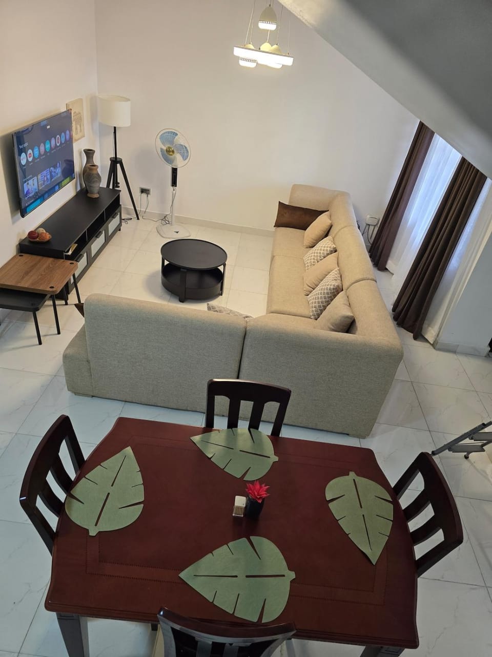Toilet, Communal lounge/ TV room, TV and multimedia, Living room, Seating area, Dining area, Evening entertainment