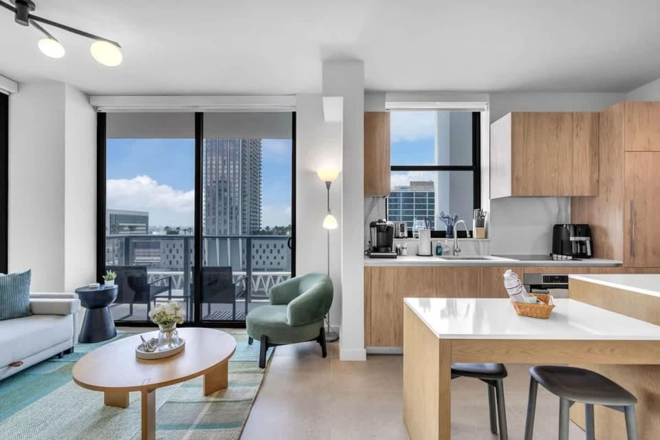 Luxury 2 Bedroom Corner Unit Crosby Rooftop Pool House in Miami