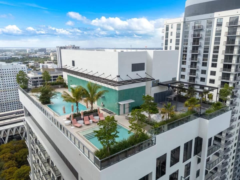Luxury 2 Bedroom Corner Unit Crosby Rooftop Pool House in Miami