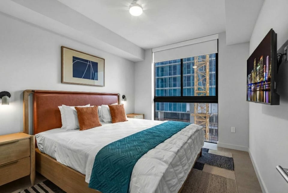 Luxury 2 Bedroom Corner Unit Crosby Rooftop Pool House in Miami