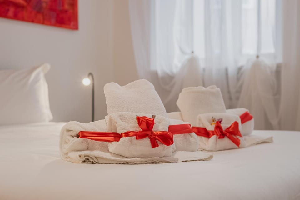 Bed, Bedroom, towels