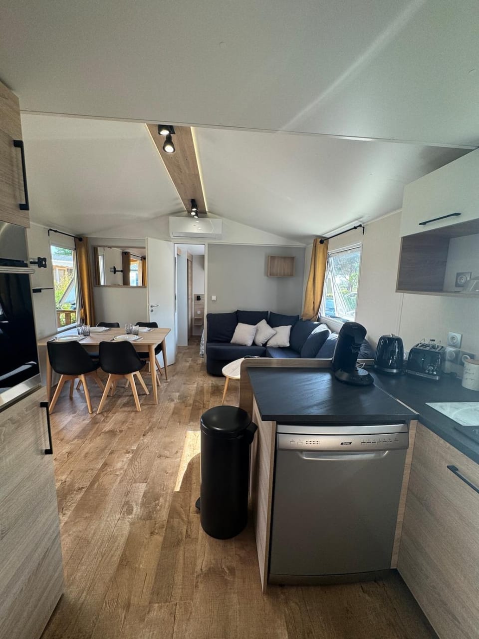 Grand Bungalow 313, 6 personnes, Camping Siblu le Lac des Rêves House in Lattes