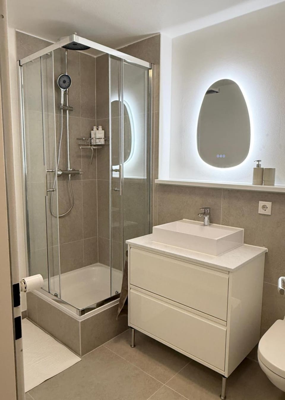 Shower, Toilet, Bathroom, towels