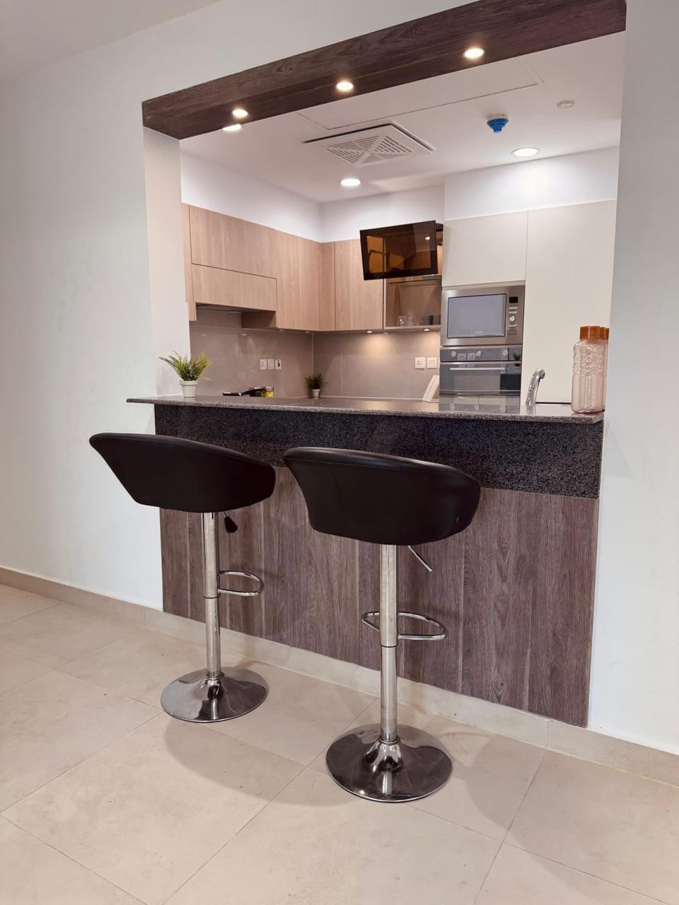 Kitchen or kitchenette, minibar