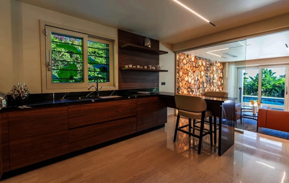 Kitchen or kitchenette, Dining area