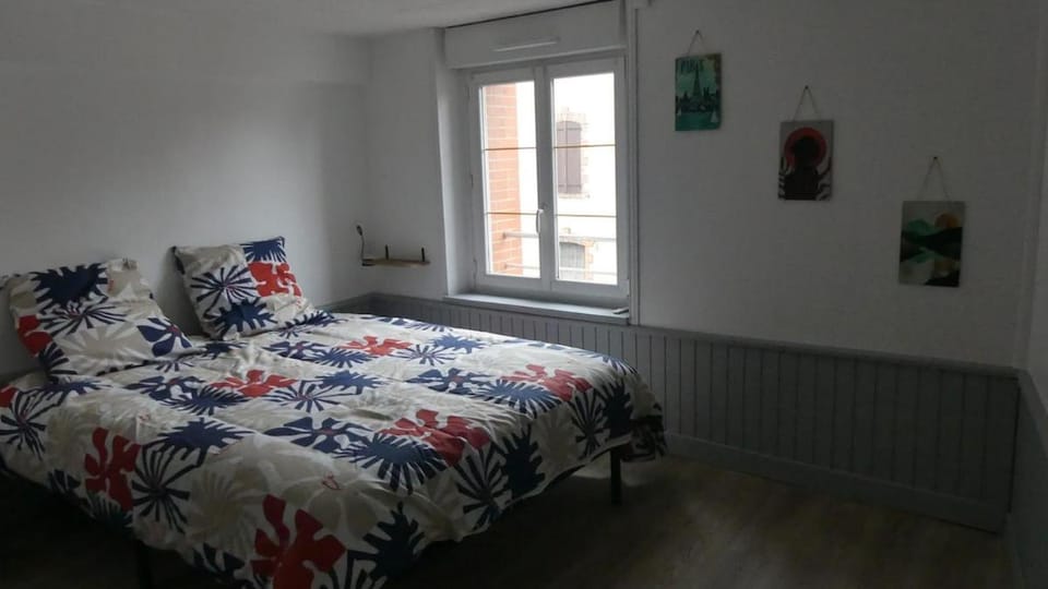 Photo of the whole room, Bedroom