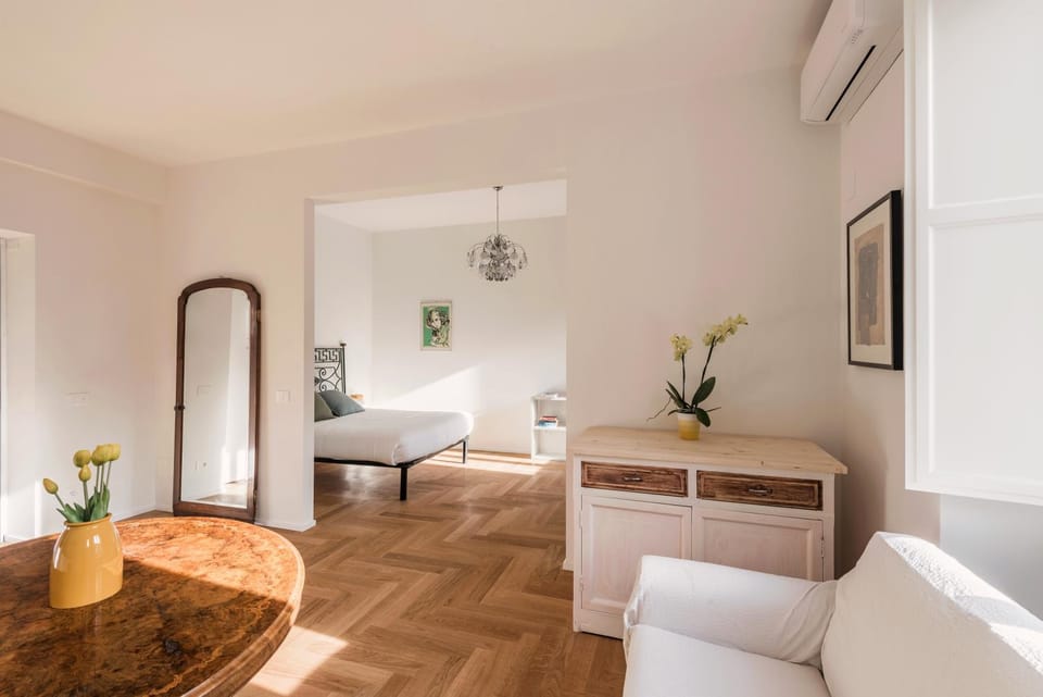 Bed, Photo of the whole room, Seating area