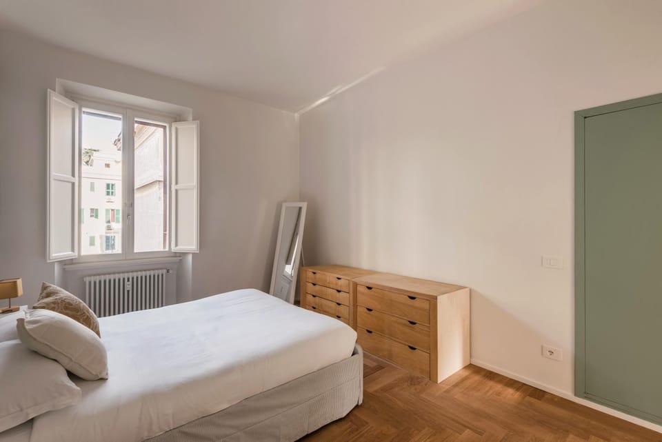 Photo of the whole room, Bedroom