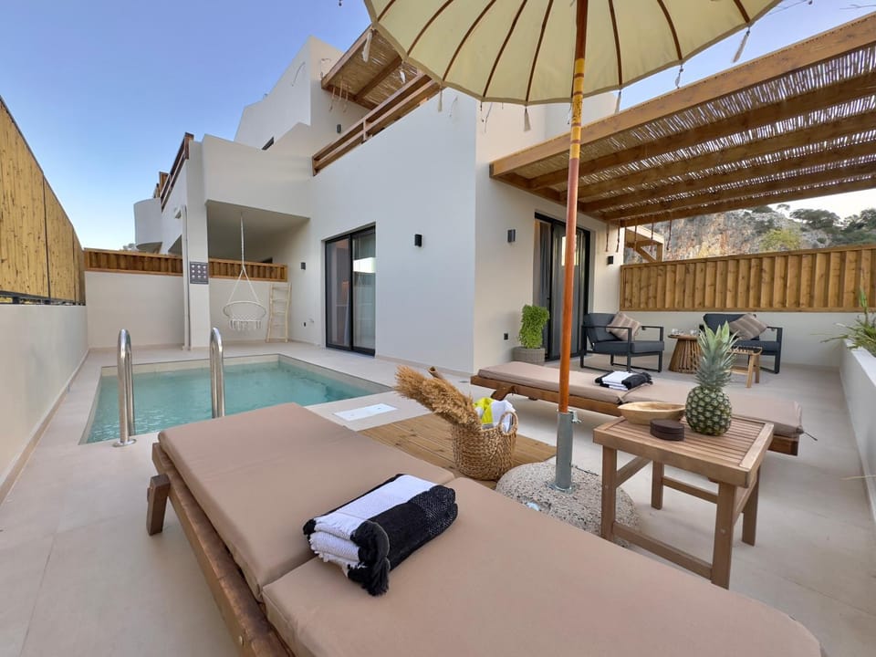 View (from property/room), Balcony/Terrace, Pool view, Swimming pool, sunbed