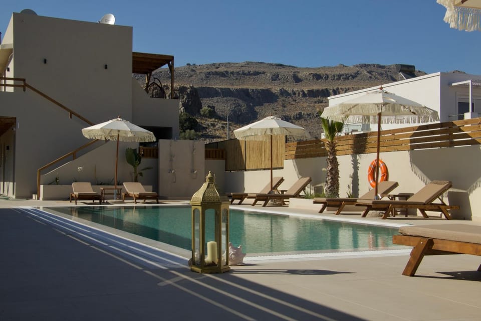 Property building, Day, Natural landscape, Mountain view, Pool view, Swimming pool, sunbed