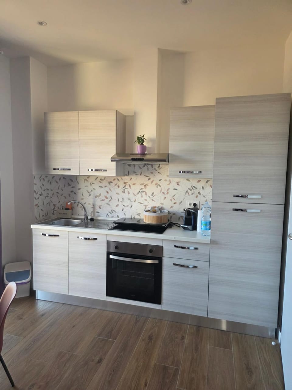 Kitchen or kitchenette, minibar, stove