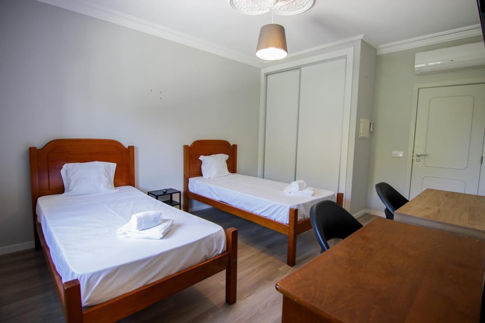 Bed, TV and multimedia, Seating area, Bedroom, wardrobe