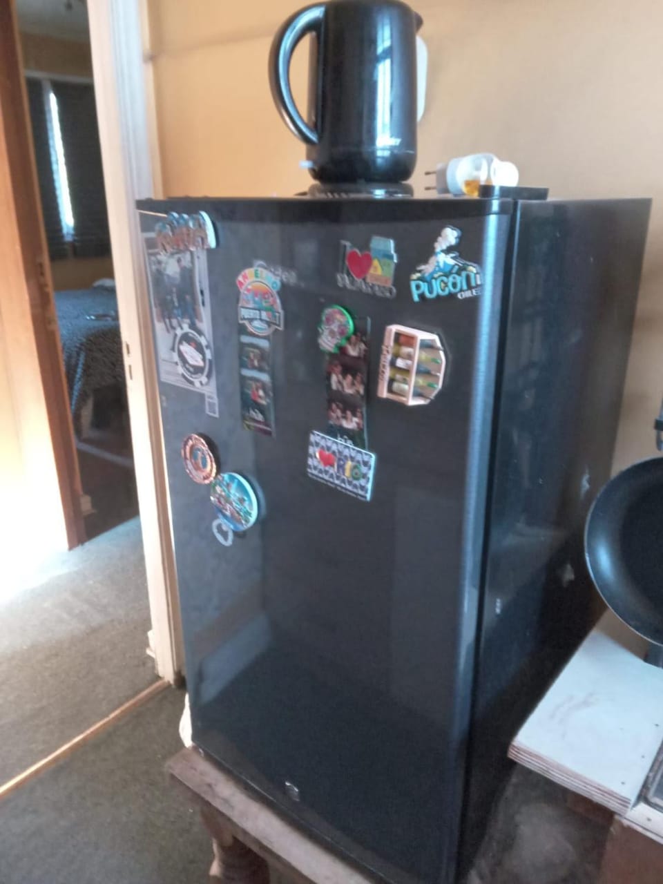 Kitchen or kitchenette, minibar